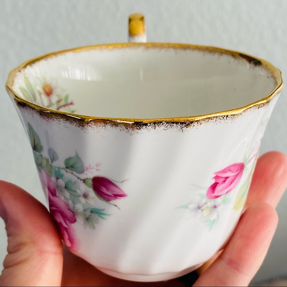 Vintage teacup, Regency Bone China, white / pink floral - Picture 8 of 13